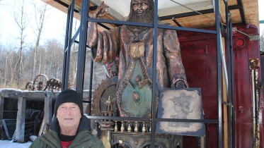 giant sculpture of Leonardo Da Vinci